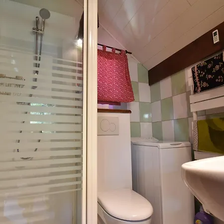 Domek alpejski Quiet With Garden